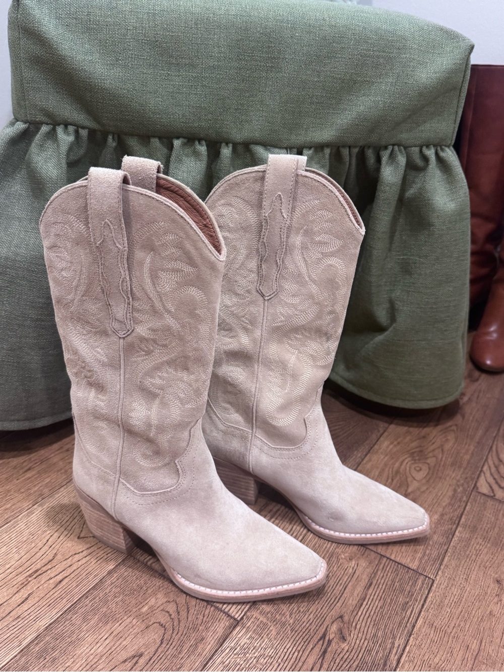 NWOT Jeffrey Campbell 5.5 suede tan cowboy boots